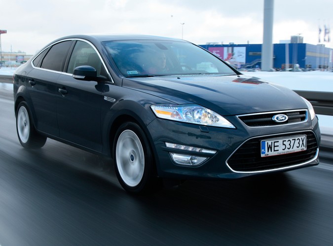 Jeżdżąc fordem mondeo mieliśmy dziwne wrażenie, że ujawnia się u nas rozdwojenie jaźni, a wszystko za sprawą mieszanych uczuć jakie wywoływał. Rozpływanie się nad jego zaletami w trasie przeplatało się z rozdrażnieniem jego nieporęcznością w zatłoczonym mieście