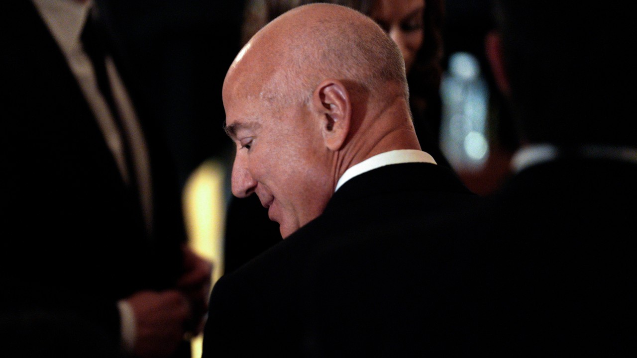 "Ci, którzy go podziwiali, teraz są na niego wściekli za bezwstydne podlizywanie się Trumpowi". Ale to nie Jeff Bezos się zmienił, tylko zasady [OPINIA]