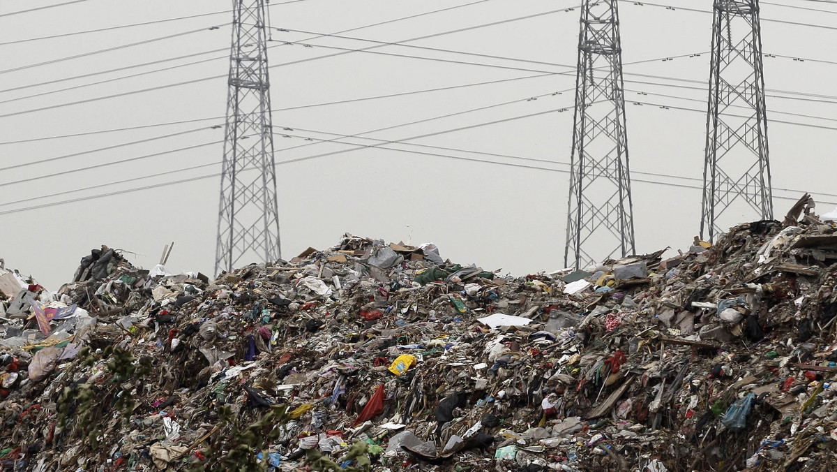 Samorządowcy woj. pomorskiego obawiają się wzrostu opłat za wywóz odpadów po 1 lipca 2013 roku, kiedy wprowadzone zostaną w życie nowe rozwiązania tzw. ustawy śmieciowej, czyli znowelizowanej ustawy o utrzymaniu czystości i porządku w gminach.