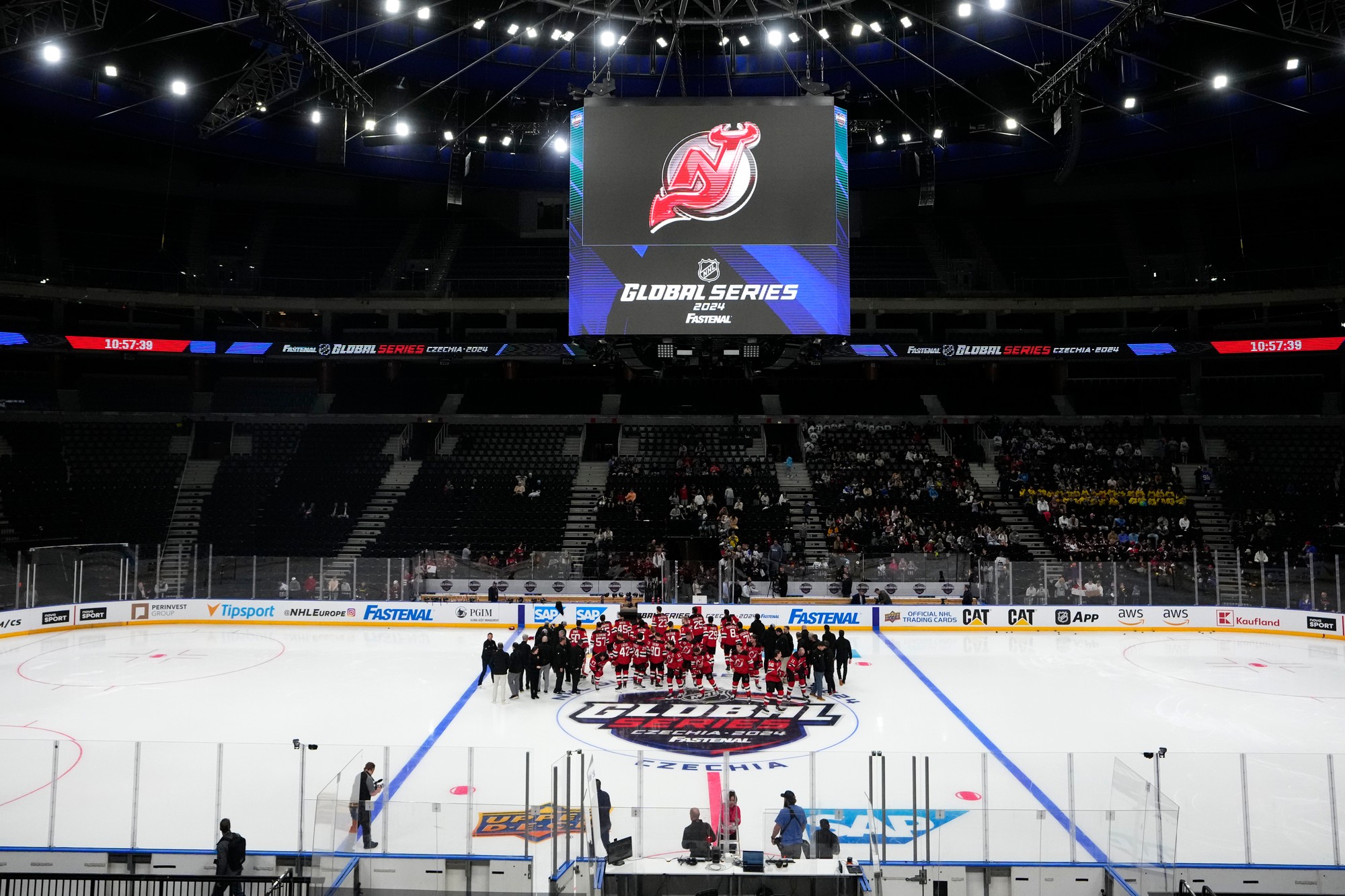 Hokejisti New Jersey Devils príchadzajú na tréning.