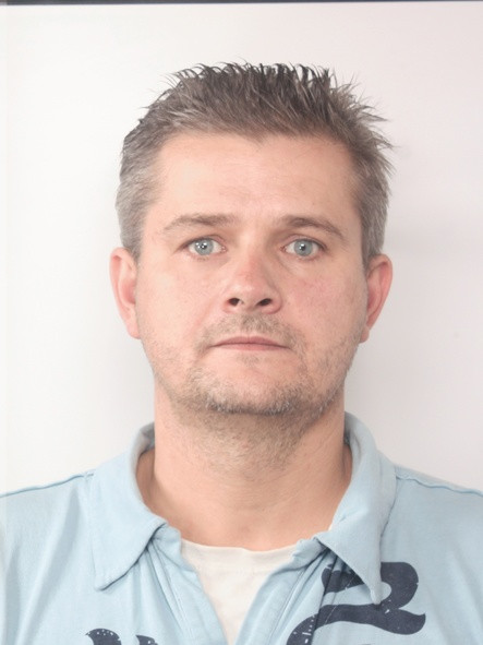 Tomasz Głowacki, 53 lata. Jest poszukiwany pod zarzutem zgwałcenia wstępnego, zstępnego, przysposobionego, przysposabiającego, brata lub siostry. A także dopuszczenie się zgwałcenia wobec małoletniego poniżej lat 15