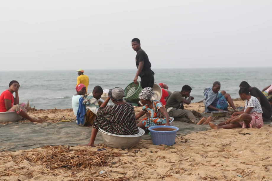 -Sytuacja mieszkańców tego regionu jest fatalna, bo rybołówstwo było tradycyjnie głównym źródłem utrzymania. Do czasu, gdy zagraniczne statki rybackie, głównie chińskie i brazylijskie, zaczęły na wodach terytorialnych Ghany wyławiać ryby na masową skalę - mówi Christian Ganah, dyrektor Dream Big Ghana.