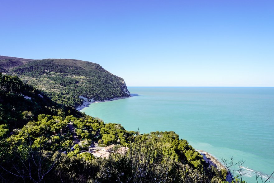 "Monte Conero, czyli wzgórze Conero, jeden z symboli regionu Marche"