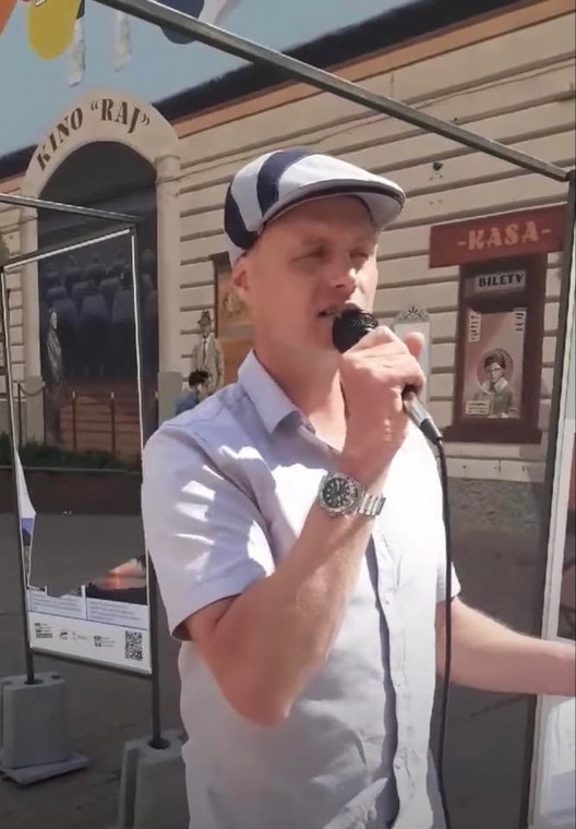 Krzysztof Krawczyk junior śpiewa na deptaku w Łodzi