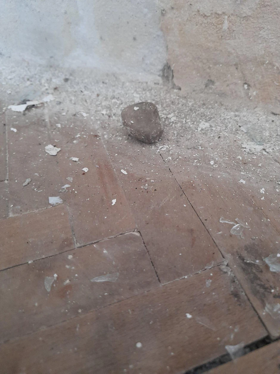 Nepoznati počinioci su razbili prozor stana Dragice Gašić