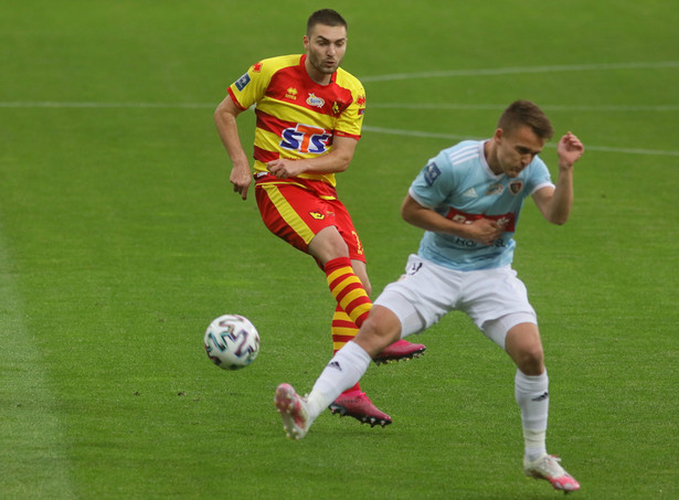 Piłkarz Jagiellonii Białystok Andrej Kadlec (L) i Sebastian Milewski (P) z Piasta Gliwice podczas meczu ostatniej kolejki rundy zasadniczej Ekstraklasy