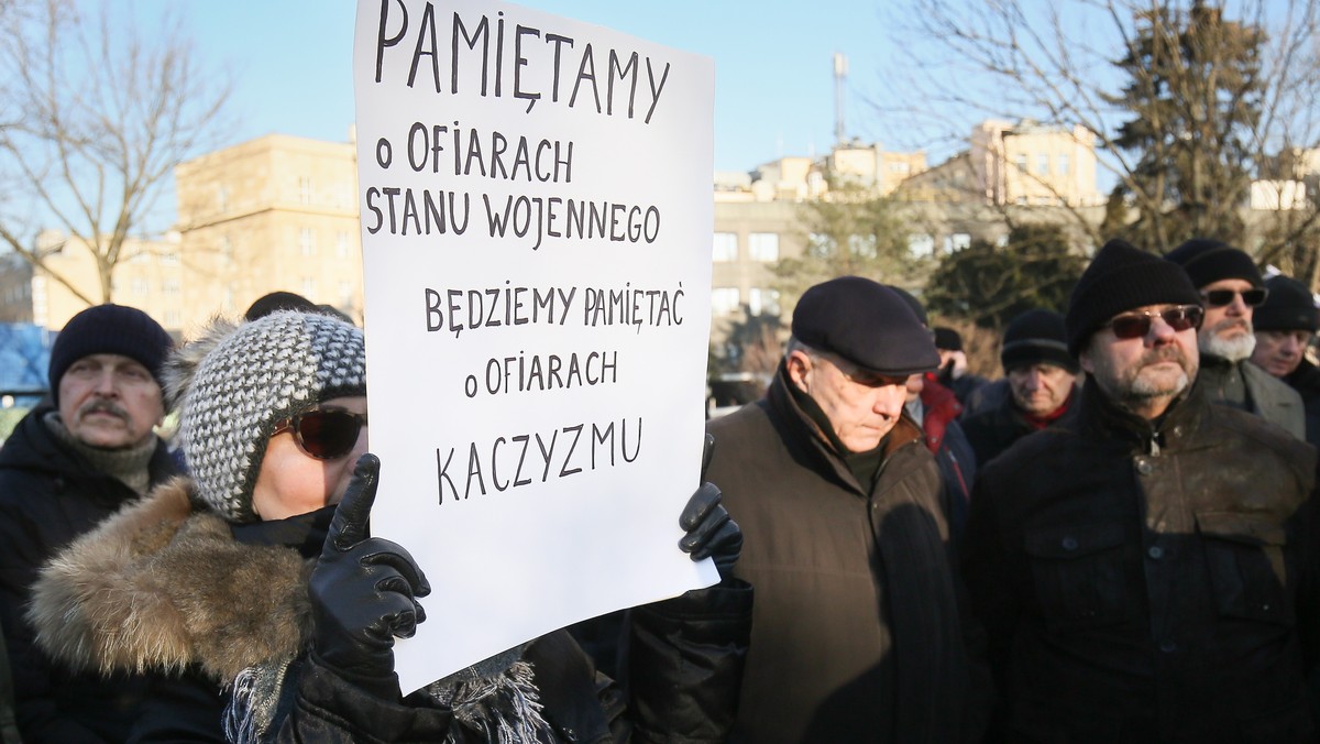 Warszawa, 13.12.2016. Protest byłych żołnierzy i funkcjonariuszy służb przed Pomnikiem Podziemnego Państwa Polskiego i Armii Krajowej w Warszawie