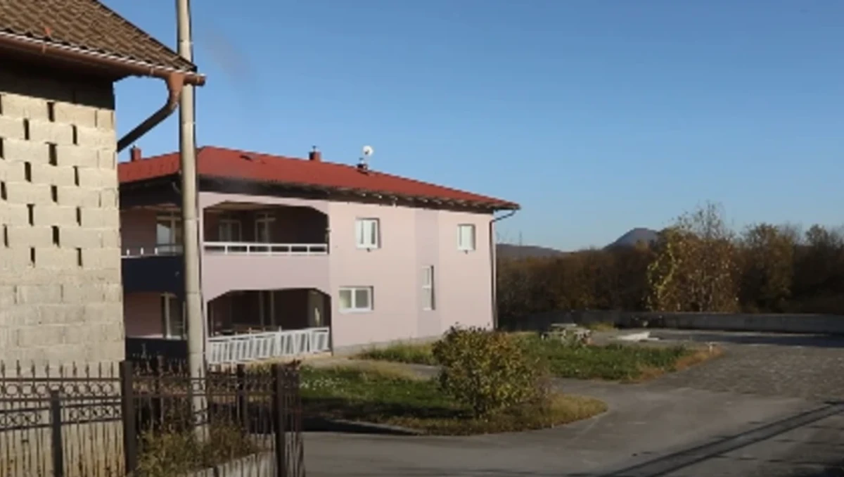 Ovo je RODNA KUĆA Asmina Durdžića, u nju ULOŽENO 700.000 evra, IMA TRI KUPATILA - tetka Nazifa dočekala svojih pet minuta: "Nisam verovala da će ući u rijaliti"