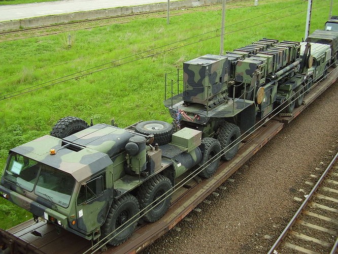 Nosząca kryptonim „Wisła” część systemu obrony przeciwlotniczej ma zwalczać pociski średniego zasięgu. MON prowadzi rozmowy z dwoma oferentami: francuskim konsorcjum Eurosam, które oferuje zestawy rakietowe SAMP/T, oraz amerykańską firma Raytheon  z zestawami Patriot. Zakup wart jest 12–14 mld zł. Decyzja o wyborze dostawcy powinna zapaść  w tym roku. Czy uda się również sfinalizować podpisanie umowy? Pytanie pozostaje otwarte.