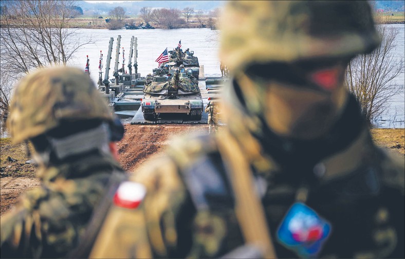 Amerykańscy i polscy żołnierze w czasie ćwiczeń Dragon w 2024 r.