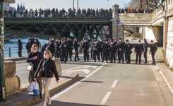 Tłumy nad Sekwaną. Policja przepędziła wypoczywających