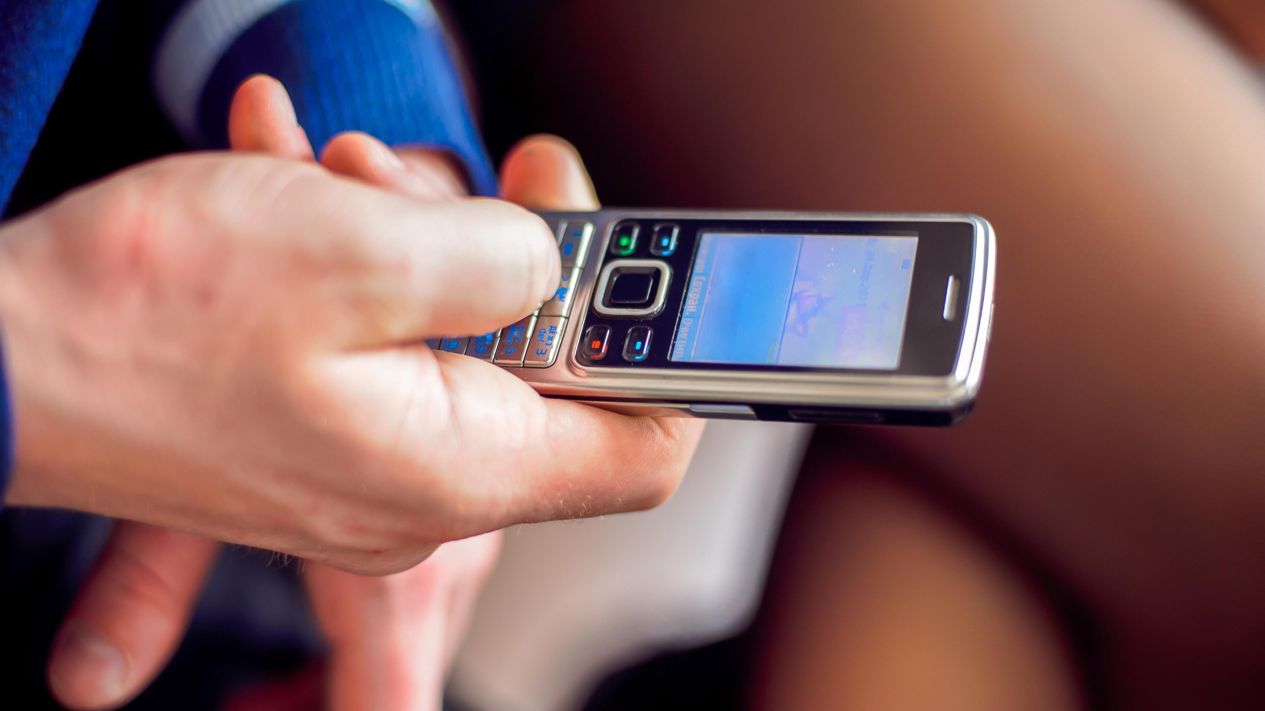 Klasyczne telefony bezpieczniejsze od smartfonów? Specjalista obala mit