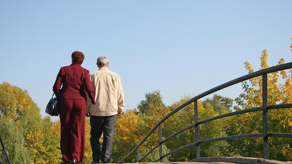 Pracownica z dniem 28 grudnia 2012 r., tj. po ukończeniu 60 lat, zamierza przejść na emeryturę. Czy będzie musiała zwolnić się z pracy, aby otrzymywać to świadczenie?