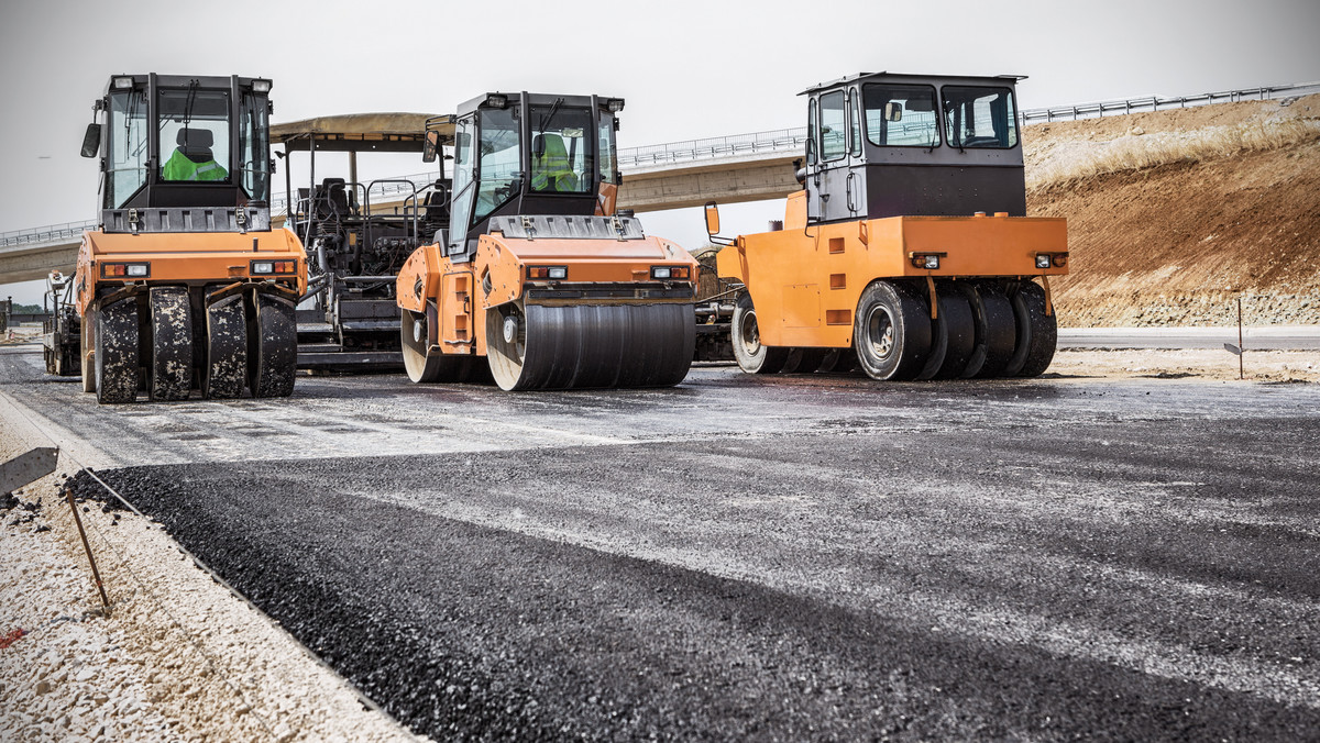 16 kilometrów dróg lokalnych wyremontowanych zostanie w gminie Chodecz jeszcze w tym roku. Trzy z nich, były do tej pory zwykłymi drogami gruntowymi, teraz będą pokryte asfaltem.