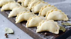 Mrozić surowe czy ugotowane pierogi na święta 2025? Fenomenalny trik ułatwiający życie