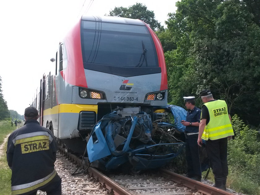 Dwie osoby zginęły w zderzeniu renault z pociągiem w Łodzi.