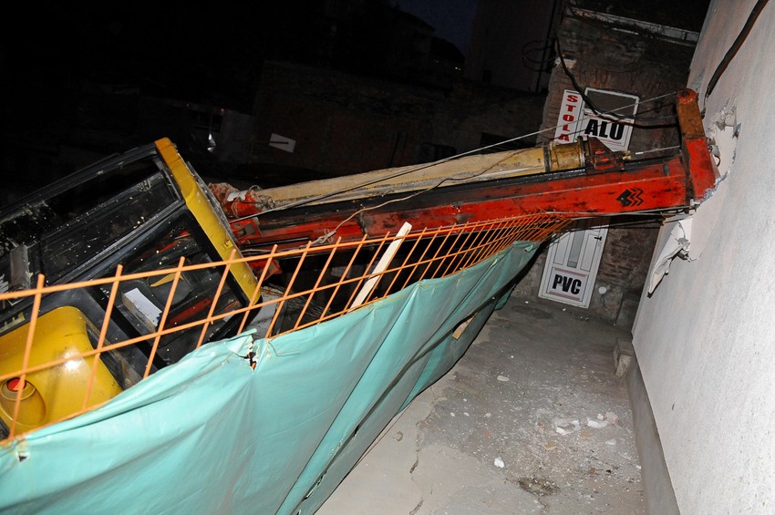 Bager oštetio unutašnjost i spoljašnjost kuće