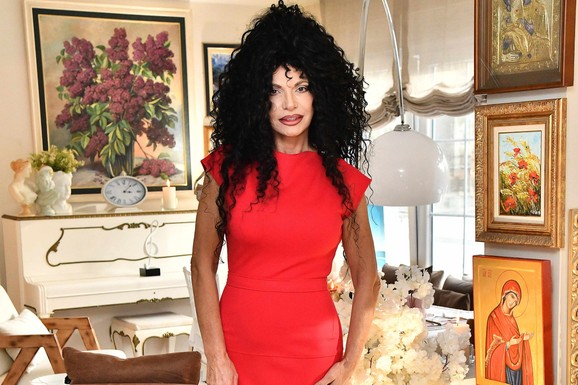 CVEĆE I BISERI U HRANI, ŠAMPANJAC I BOGATA ČOKOLADNA TORTA Lidija Vukićević prevazišla samu sebe prazničnom trpezom: Na stolu pravo remek delo