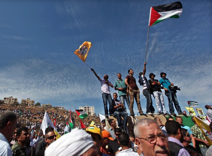 Palestyńczycy czekają na jeńców zwolnionych z niewoli izraelskiej