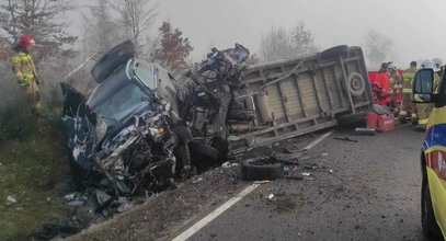 Dramat we mgle pod Bytowem. Nie żyje kierowca busa. Zdjęcia budzą grozę