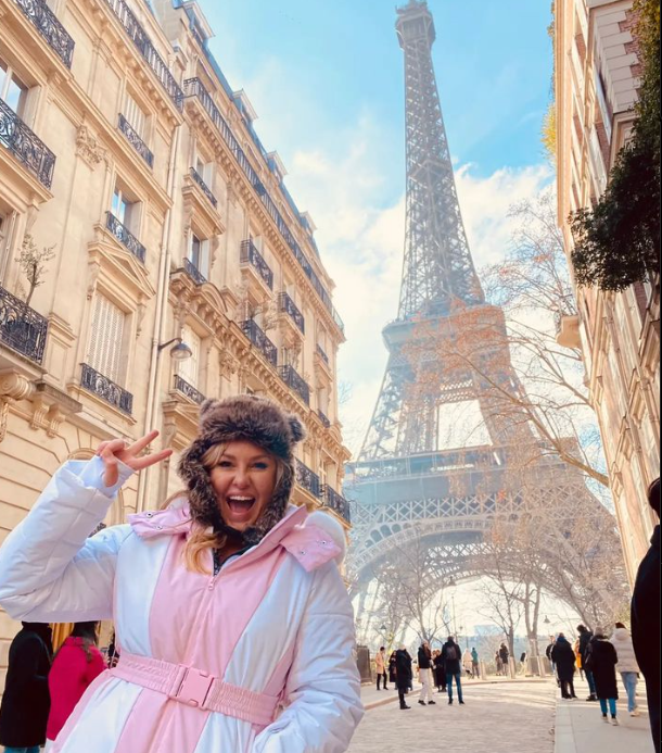 Moderátorka Josie Gibson v Paríži.