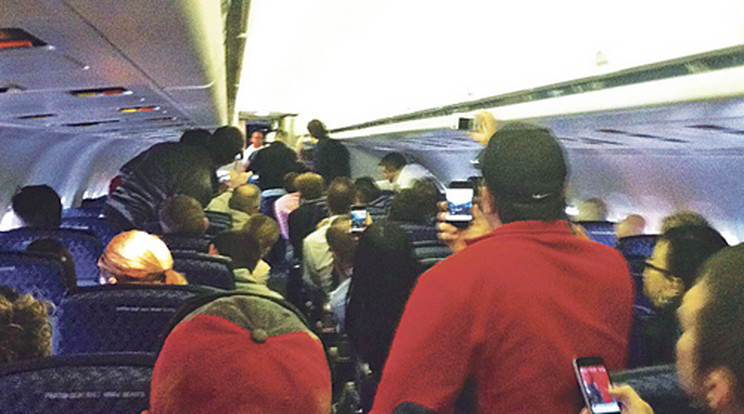 Pánikot keltett a bekattant stewardess