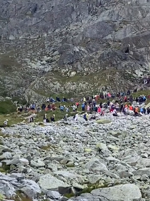 Rysy boli počas víkendu preplnené turistami.