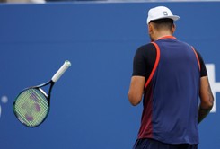 Nick Kyrgios musi zapłacić 7,5 tys. dol. kary za plucie na korcie