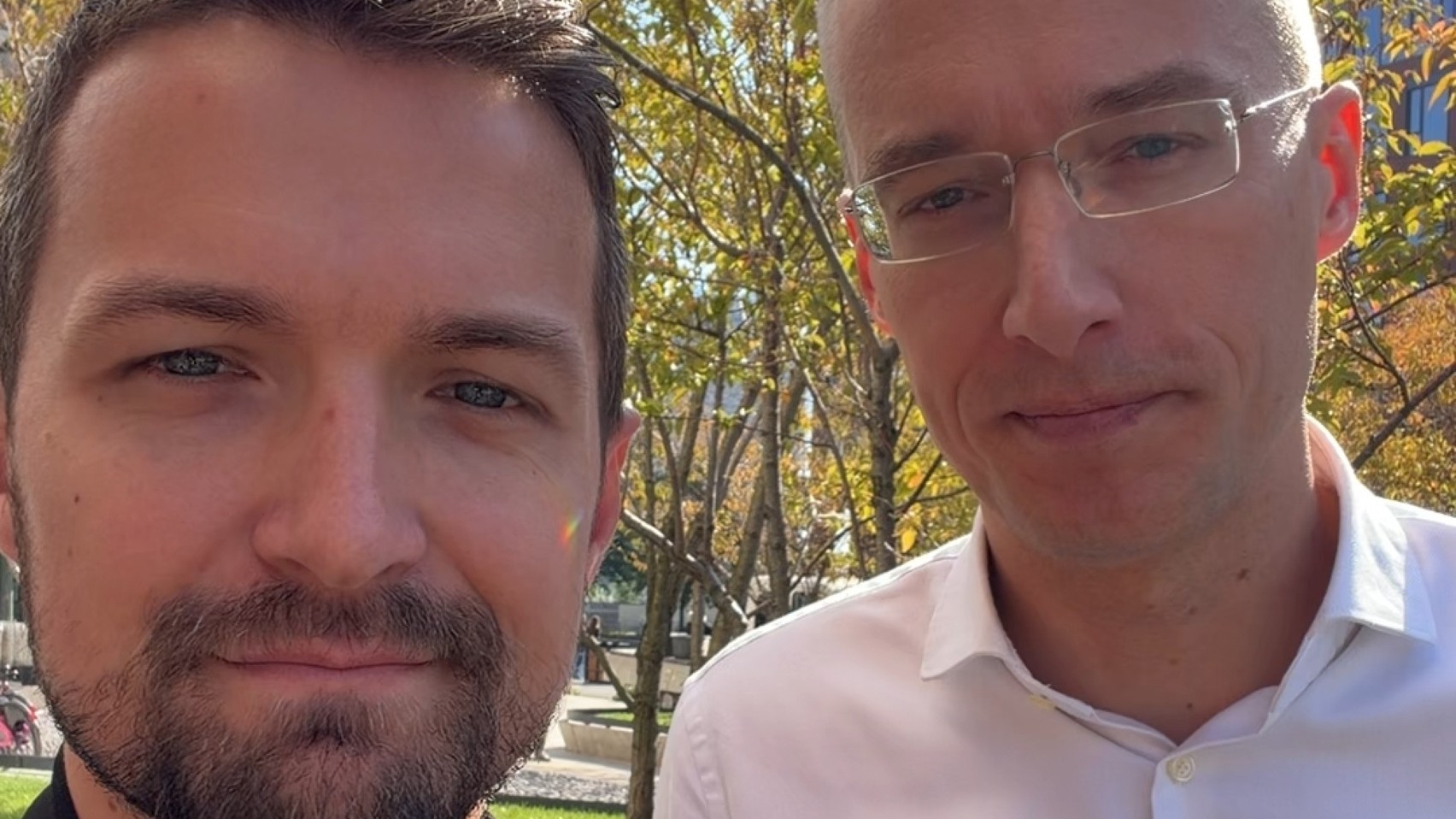 Moderátor Viktor Vincze a Michal Kovačič. 
