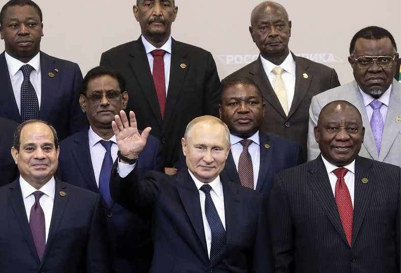 Putin, prezydent Egiptu Abdel Fattah al-Sisi (po lewej) i prezydent RPA Cyril Ramaphosa  (po prawej) podczas szczytu Rosja-Afryka w 2019 r.