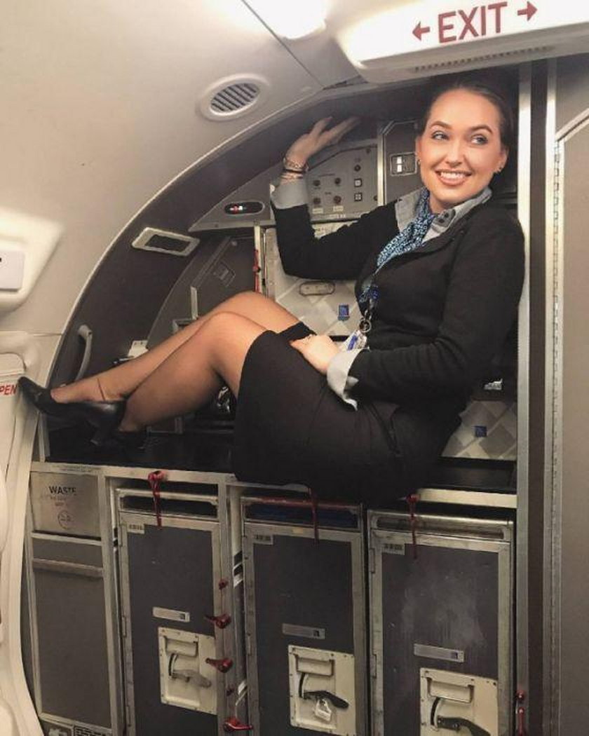 Seksowne stewardessy chwalą się atutami