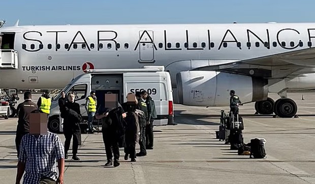 Putnici na aerodromu u Barseloni, nakon što je policija opkolila njihov avion
