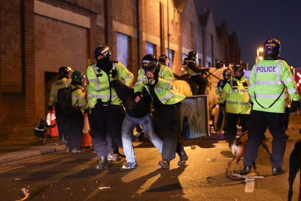 Fani Legii kontra policja w Birmingham