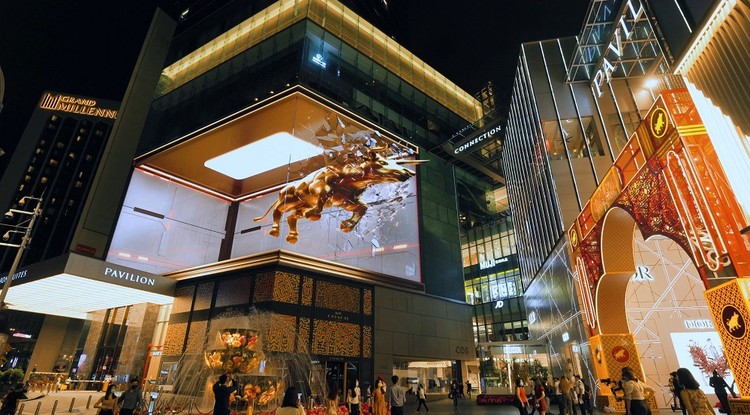 Aranybivaly a Kuala Lumpurban lévő Pavilion pláza bejáratánál