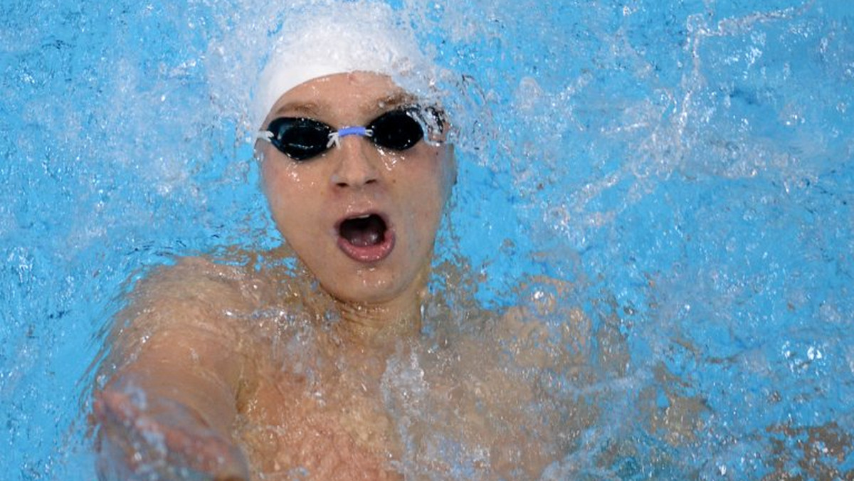 Radosław Kawęcki pewnie awansował do finału na 200 m stylem grzbietowym we wtorkowym półfinale na olimpijskiej pływalni w Londynie. Nasz reprezentant prowadził przez 3/4 dystansu w swoim półfinale i dopiero na ostatniej prostej dał się wyprzedzić fenomenalnym Amerykaninowi i Japończykowi. Po obu wyścigach zajął piąte miejsce.