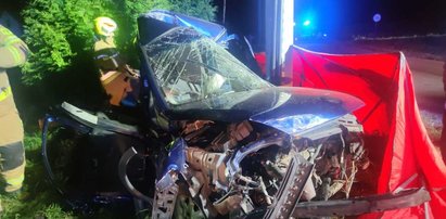 Tragedia 18-latka pod Tarnowem. Opel owinął się wokół słupa. Policja zamieściła apel