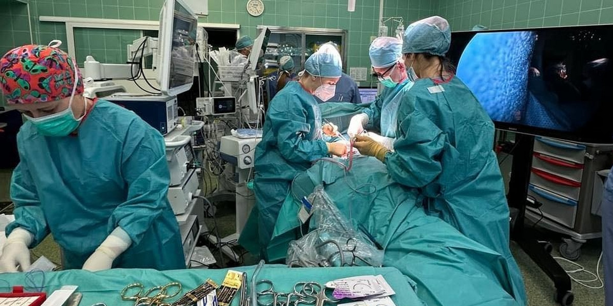 Poznańscy chirurdzy usunęli ogromną zmianę z płuc 38-latki.