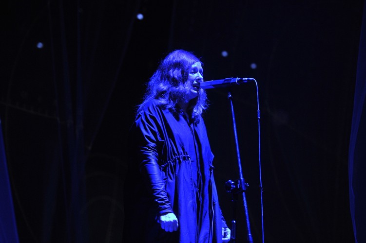 Kasia Nosowska, poza własnymi piosenkami, zaśpiewała cover 'Let's Dance' Davida Bowie