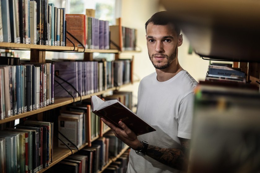 Pilka nozna. Ekstraklasa. Lechia Gdansk. Joao Nunes portret w bibliotece . 17.10.2018