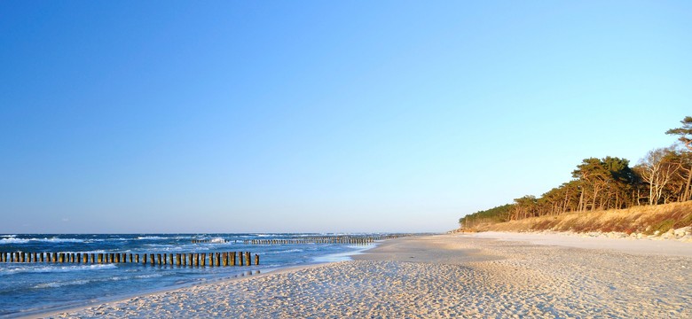 Uwaga na plaży w Kołobrzegu. Metalowy pręt przebił nogę kobiety