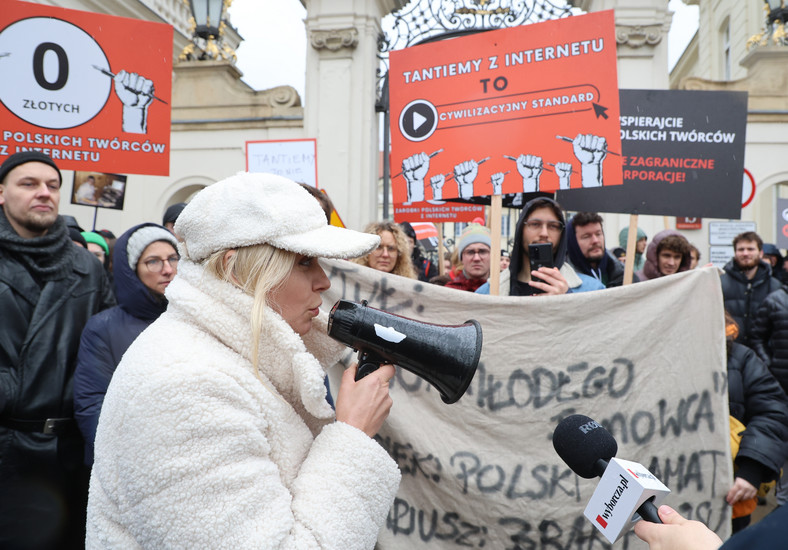 Maria Sadowska na proteście przed Ministerstwem Kultury 21 lutego