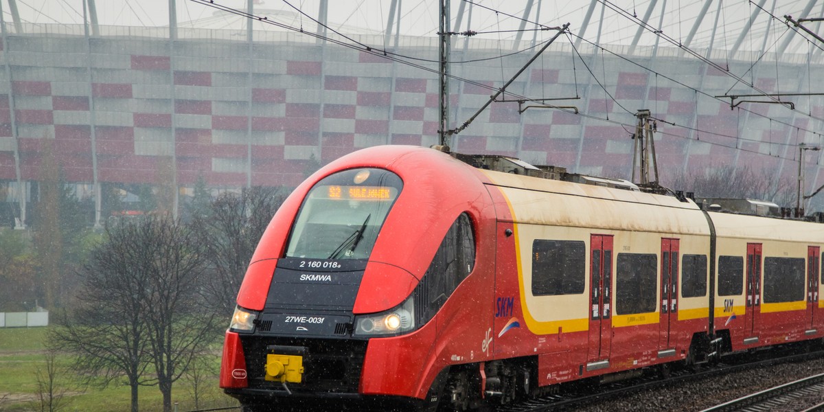 Polacy coraz częściej wybierają kolej