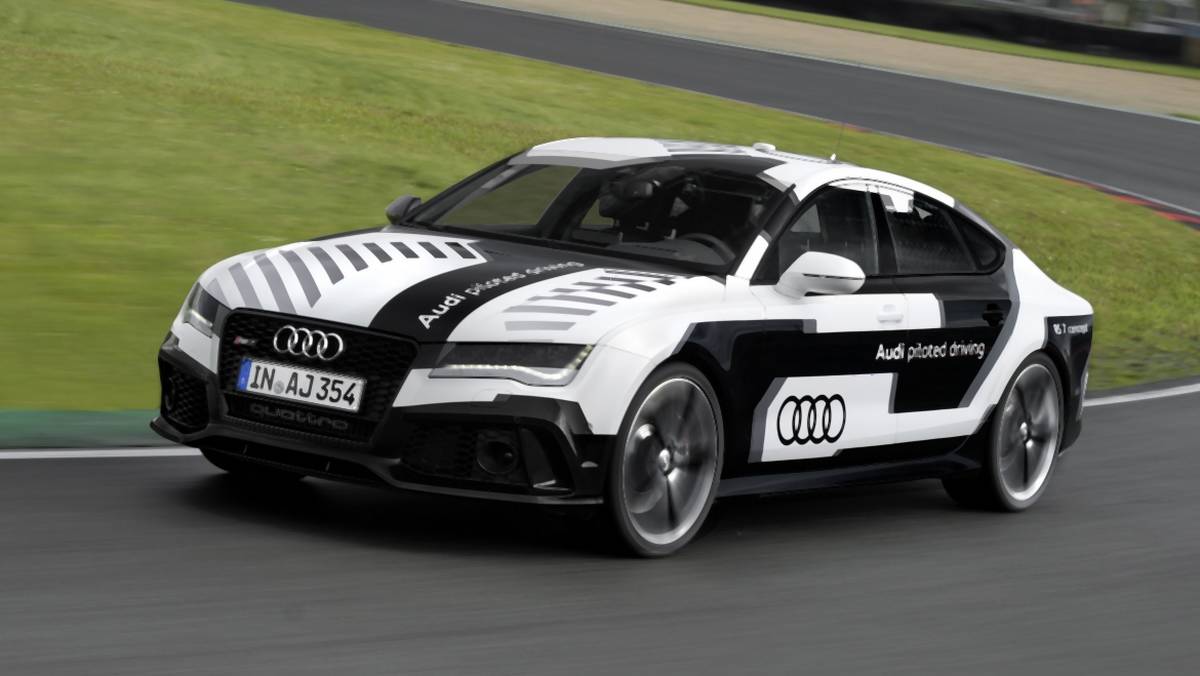 Samochód który sam jeździ - Audi RS 7 piloted driving concept na torze wyścigowym