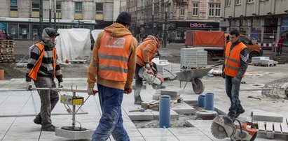 Wykładają rynek granitowymi płytami