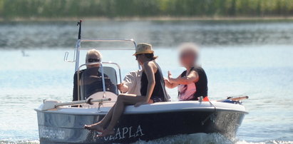 Kwaśniewski z córką wypoczywa na łódce