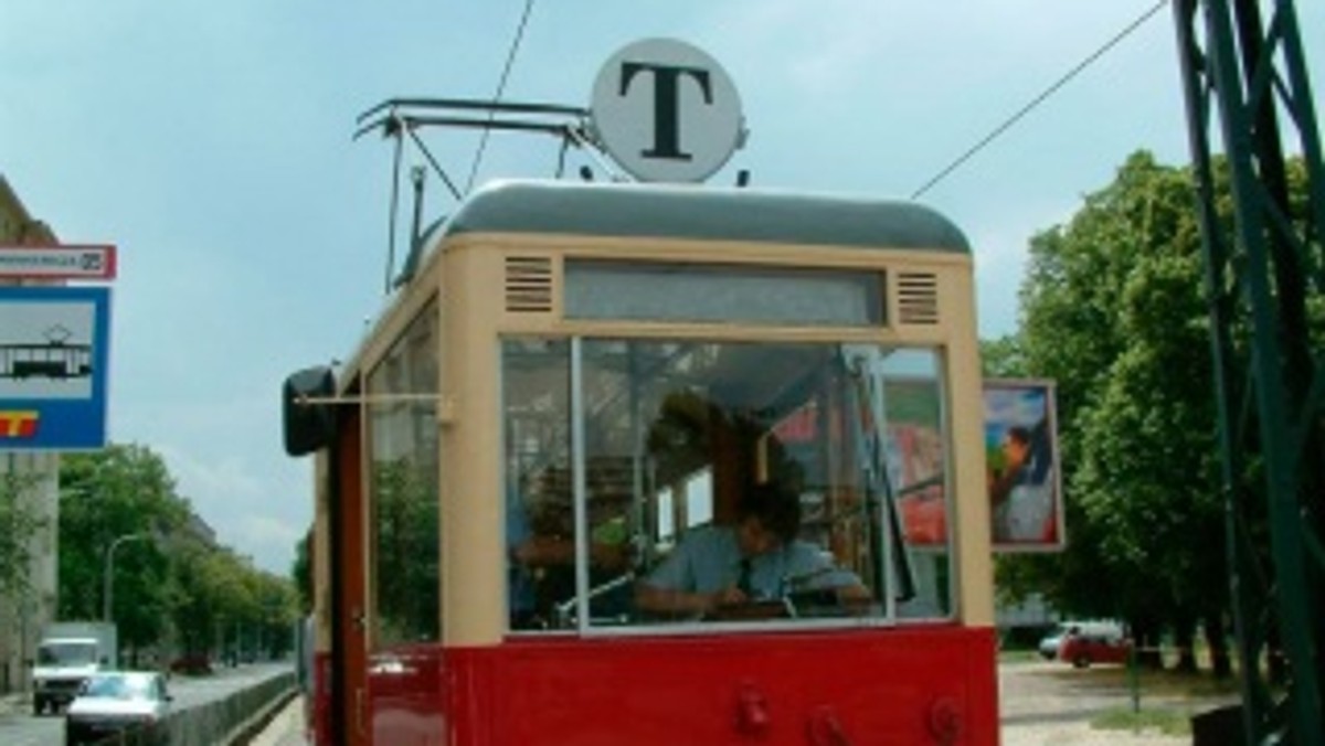 Dobra wiadomość dla miłośników historii i przejażdżek starymi wehikułami. Od soboty, 29 czerwca, tramwajową linię "T", oprócz tzw. wagonu promocyjnego, będą obsługiwały również dwa zabytkowe pojazdy. Pasażerowie niektórych kursów będą mogli wybrać się w podróż z przewodnikiem, który będzie opowiadał o historii stolicy i komunikacji miejskiej.