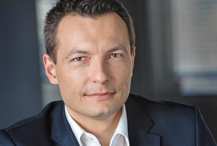 <strong>Miejsce 3. Robert Łaniewski, prezes Fundacji Rozwoju Obrotu Bezgotówkowego.</strong><br /><br />

Jeszcze kilka lat temu właścicielom małych sklepów i wielkich sieci handlowych nie śniło się, że prowizja od płatności kartami, jaką odprowadzają do banków, może spaść poniżej procenta. Zwykle przekraczała 1,5 proc. i była najwyższa w UE, a instytucje finansowe nawet nie chciały rozmawiać z detalistami na temat choćby symbolicznego obniżenia. Dziś sklepy płacą bankom 0,5 proc. od każdej transakcji, a wkrótce będą odprowadzać jeszcze mniej: 0,2–0,3 proc. Ta rewolucja nie byłaby możliwa, gdyby nie Fundacja Rozwoju Obrotu Bezgotówkowego, na której czele niemal od początku stoi Robert Łaniewski. Zanim na arenie walki o niższe koszty obsługi kart pojawiła się FROB, o takiej konieczności mówili przede wszystkim przedstawiciele zagranicznych sieci super- i hipermarketów. Bankowcom łatwo było zbijać ich argumenty, podnosząc, że spadek prowizji obniży koszty i nabije kasę zachodnim koncernom, a nie przyniesie żadnego pozytywnego skutku dla rynku. Dopiero jednoznaczne stanowisko fundacji, czyli podmiotu robiącego wrażenie bezinteresownego i niezależnego, pozwoliło debacie na temat obniżki prowizji kartowych wznieść się na nowy poziom. Oczywiście FROB nie jest instytucją do końca niezależną. Jednak osobistym cechom charakteru Łaniewskiego, takim jak umiejętność zjednywania sobie zwolenników czy szukania i klarownego przedstawiania argumentów, zawdzięcza to, że jej racje zostały usłyszane w Narodowym Banku Polski, Ministerstwie Finansów oraz wśród polityków. Łaniewskiemu udało się zbudować szeroką koalicję, która doprowadziła do głosowania w parlamencie ustawy administracyjnie obniżającej prowizje kartowe. Fakt, że nikt z posłów nie głosował przeciwko niej, podkreśla siłę Łaniewskiego. W ubiegłym roku, gdy okazało się, że ze względu na wydarzenia na arenie międzynarodowej konieczna stała się kolejna redukcja opłat kartowych, prezes FROB nie miał wielu problemów, by przekonać Sejm i Senat do przyjęcia odpowiedniej ustawy. Najnowsze statystyki pokazujące znaczne przyspieszenie dynamiki wzrostu liczby i wartości transakcji kartami dowodzą, że wysokie koszty rzeczywiście były barierą w rozwoju obrotu bezgotówkowego w naszym kraju, a działania FROB pod wodzą Łaniewskiego – słuszne. (ju)<br /><br />