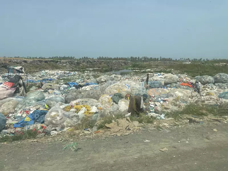 Posortowane odpady przez ludzi pracujących na dakarskim wysypisku śmieci.