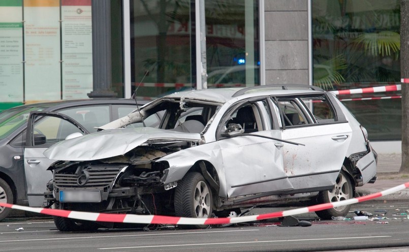 Zniszczony samochód po eksplozji