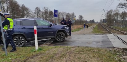 Kompletnie pijany zablokował się na torach. Uratowali go policjanci